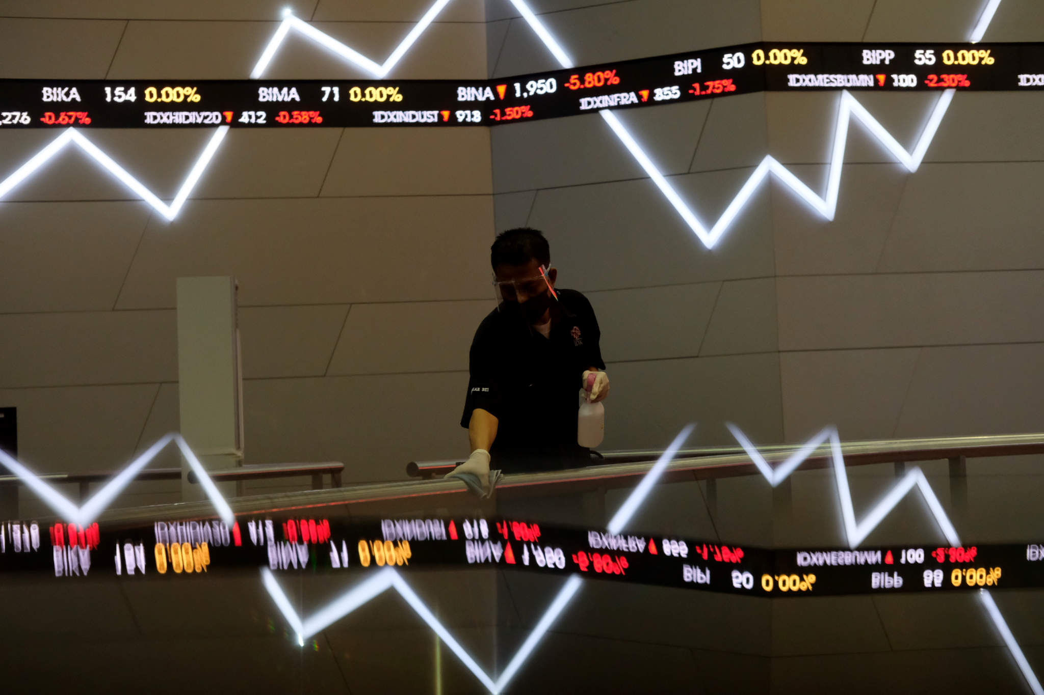 <p>Karyawan beraktivitas dengan latar layar pergerakan indeks harga saham gabungan (IHSG) di gedung Bursa Efek Indonesia (BEI), Jakarta, Senin, 17 Mei 2021. Foto: Ismail Pohan/TrenAsia</p>

