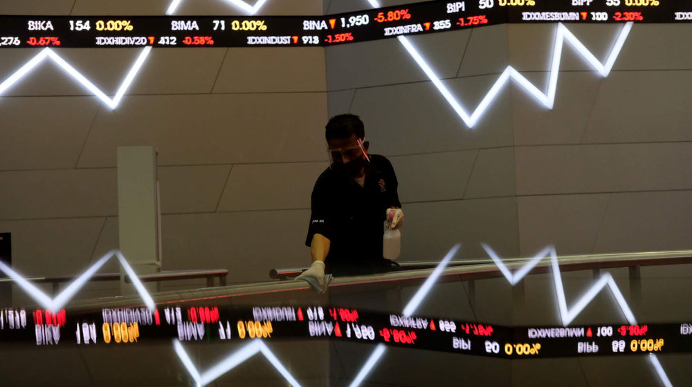 <p>Karyawan beraktivitas dengan latar layar pergerakan indeks harga saham gabungan (IHSG) di gedung Bursa Efek Indonesia (BEI), Jakarta, Senin, 17 Mei 2021. Foto: Ismail Pohan/TrenAsia</p>
