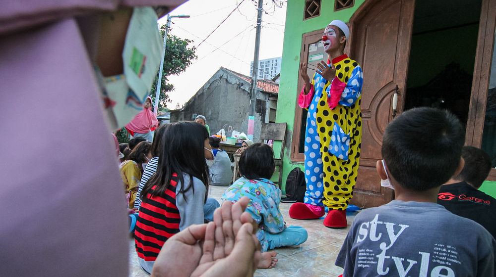 <p>Yahya yang dijuluki Sang Badut Syiar saat mengajar membaca dan mengaji anak-anak panti asuhan di kawasan Pinang , Kota Tangerang, Jumat 30 April 2021. Foto : Panji Asmoro/TrenAsia</p>