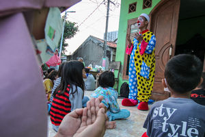 <p>Yahya yang dijuluki Sang Badut Syiar saat mengajar membaca dan mengaji anak-anak panti asuhan di kawasan Pinang , Kota Tangerang, Jumat 30 April 2021. Foto : Panji Asmoro/TrenAsia</p>
