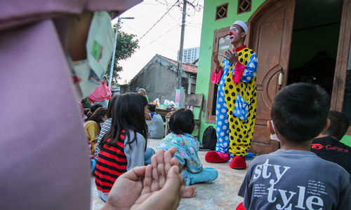 <p>Yahya yang dijuluki Sang Badut Syiar saat mengajar membaca dan mengaji anak-anak panti asuhan di kawasan Pinang , Kota Tangerang, Jumat 30 April 2021. Foto : Panji Asmoro/TrenAsia</p>