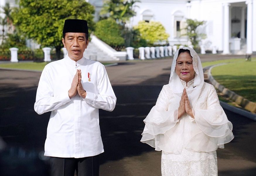 <p>Presiden Joko Widodo dan Ibu Negara Iriana menyampaikan ucapan Hari Raya Idulfitri 1 Syawal 1442 Hijriah / BPMI Setpres</p>
