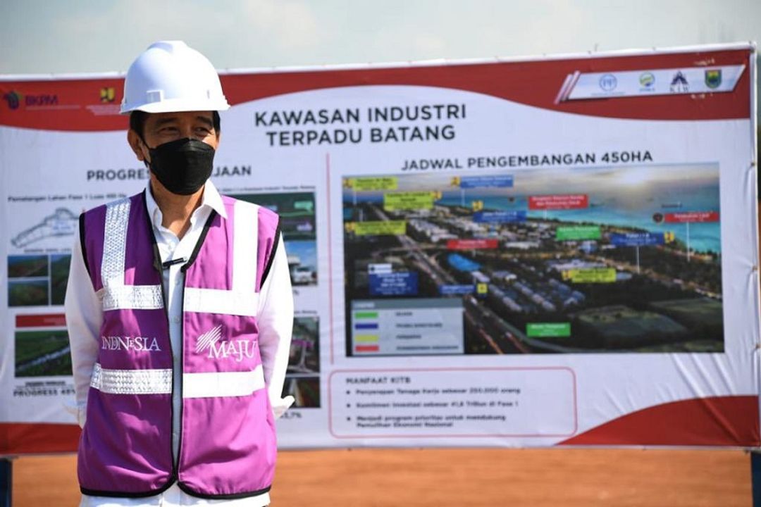 <p>Presiden Joko Widodo kembali mengunjungi Kawasan Industri Terpadu (KIT) Batang yang berlokasi di Desa Ketanggan, Kecamatan Gringsing, Kabupaten Batang, Jawa Tengah, pada Rabu, 21 April 2021. / Foto: Lukas &#8211; BPMI Setpres</p>
