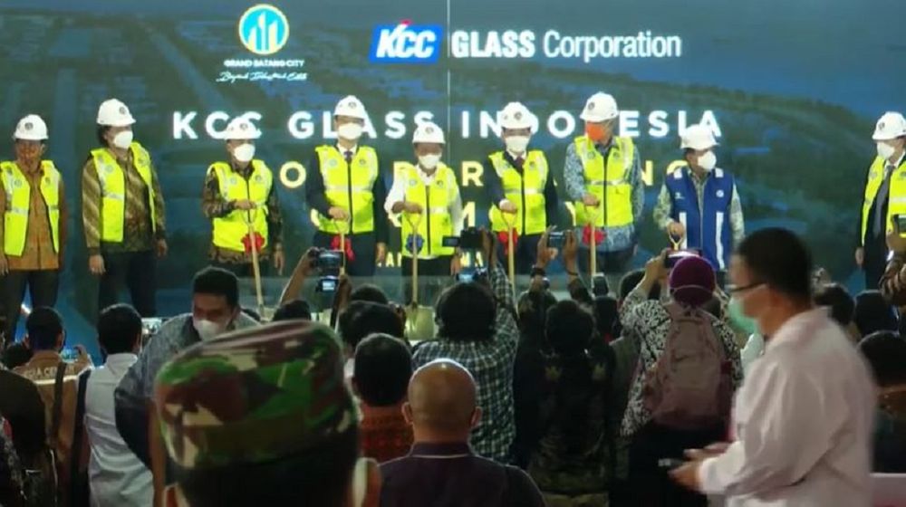 <p>Menteri Investasi/Kepala Badan Koordinasi Penanaman Modal (BKPM) Bahlil Lahadalia saat melakukan groundbreaking pabrik kaca KCC Glass Corporation di Kawasan Industri Batang Jawa Tengah / Tangkapan layar YouTube BKPM TV</p>
