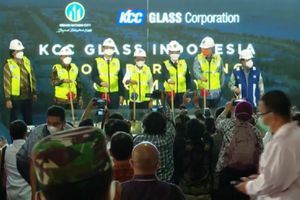 <p>Menteri Investasi/Kepala Badan Koordinasi Penanaman Modal (BKPM) Bahlil Lahadalia saat melakukan groundbreaking pabrik kaca KCC Glass Corporation di Kawasan Industri Batang Jawa Tengah / Tangkapan layar YouTube BKPM TV</p>
