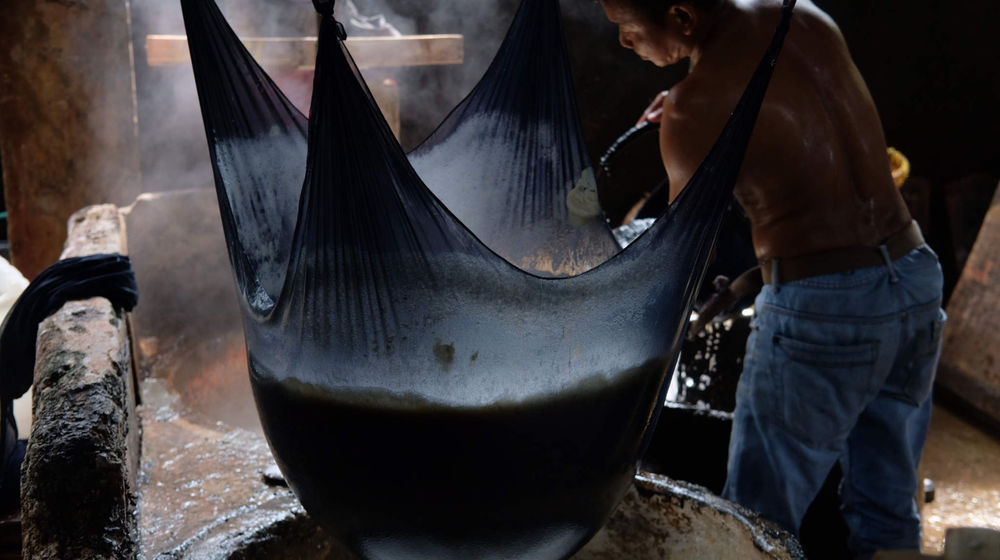 <p>Aktivitas pekerja memproduksi tahu di industri rumahan pembuatan tahu di kawasan Mampang Prapatan, Jakarta Selatan, Selasa, 25 Mei 2021. Foto: Ismail Pohan/TrenAsia</p>
