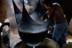 <p>Aktivitas pekerja memproduksi tahu di industri rumahan pembuatan tahu di kawasan Mampang Prapatan, Jakarta Selatan, Selasa, 25 Mei 2021. Foto: Ismail Pohan/TrenAsia</p>
