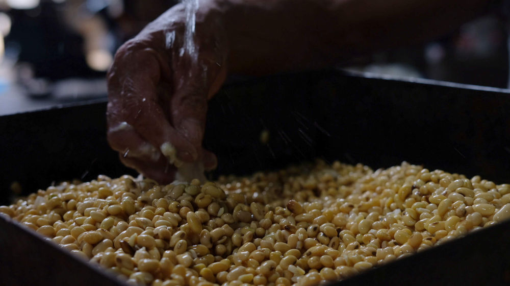 <p>Aktivitas pekerja mencuci kedelai untuk memproduksi tahu di industri rumahan pembuatan tahu di kawasan Mampang Prapatan, Jakarta Selatan, Selasa, 25 Mei 2021. Foto: Ismail Pohan/TrenAsia</p>