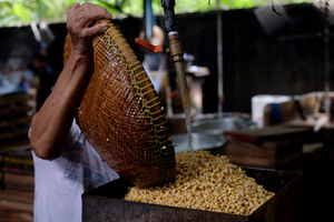 <p>Aktivitas pekerja mencuci kedelai untuk memproduksi tahu di industri rumahan pembuatan tahu di kawasan Mampang Prapatan, Jakarta Selatan, Selasa, 25 Mei 2021. Foto: Ismail Pohan/TrenAsia</p>
