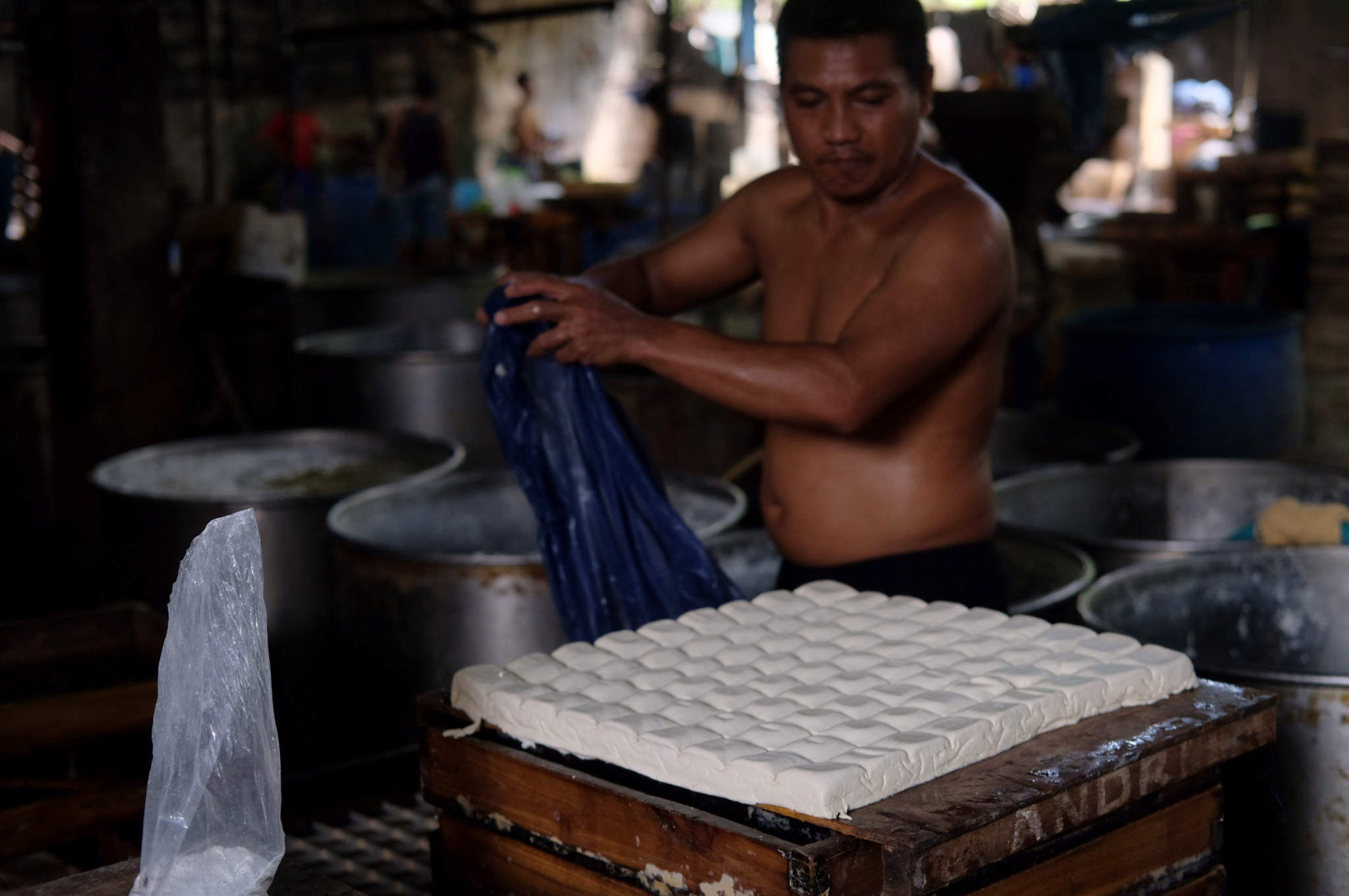 <p>Aktivitas pekerja memproduksi tahu di industri rumahan pembuatan tahu di kawasan Mampang Prapatan, Jakarta Selatan, Selasa, 25 Mei 2021. Foto: Ismail Pohan/TrenAsia</p>
