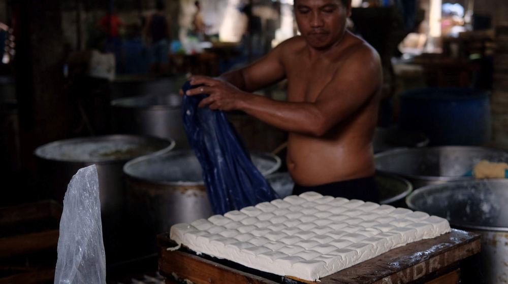 <p>Aktivitas pekerja memproduksi tahu di industri rumahan pembuatan tahu di kawasan Mampang Prapatan, Jakarta Selatan, Selasa, 25 Mei 2021. Foto: Ismail Pohan/TrenAsia</p>
