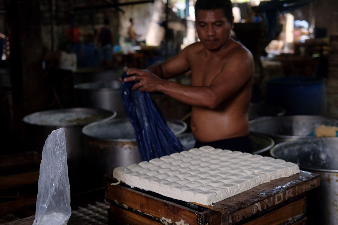 <p>Aktivitas pekerja memproduksi tahu di industri rumahan pembuatan tahu di kawasan Mampang Prapatan, Jakarta Selatan, Selasa, 25 Mei 2021. Foto: Ismail Pohan/TrenAsia</p>
