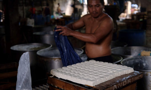 <p>Aktivitas pekerja memproduksi tahu di industri rumahan pembuatan tahu di kawasan Mampang Prapatan, Jakarta Selatan, Selasa, 25 Mei 2021. Foto: Ismail Pohan/TrenAsia</p>
