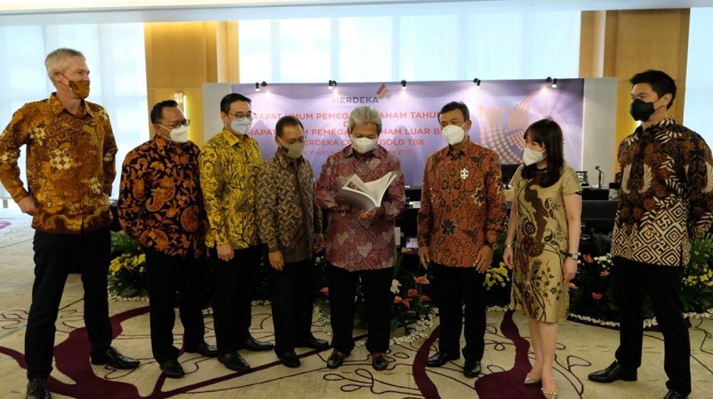 <p>Jajaran Komisaris dan Direksi MDKA tengah berbincang usai pelaksanaan RUPST dan RUPSLB MDKA di Jakarta, Selasa, 25 Mei 2021. Foto: Ismail Pohan/TrenAsia</p>
