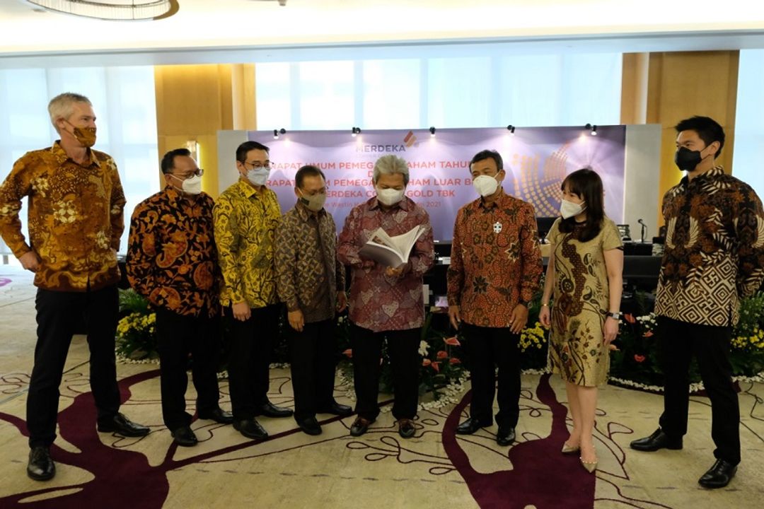 <p>Jajaran Komisaris dan Direksi MDKA tengah berbincang usai pelaksanaan RUPST dan RUPSLB MDKA di Jakarta, Selasa, 25 Mei 2021. Foto: Ismail Pohan/TrenAsia</p>
