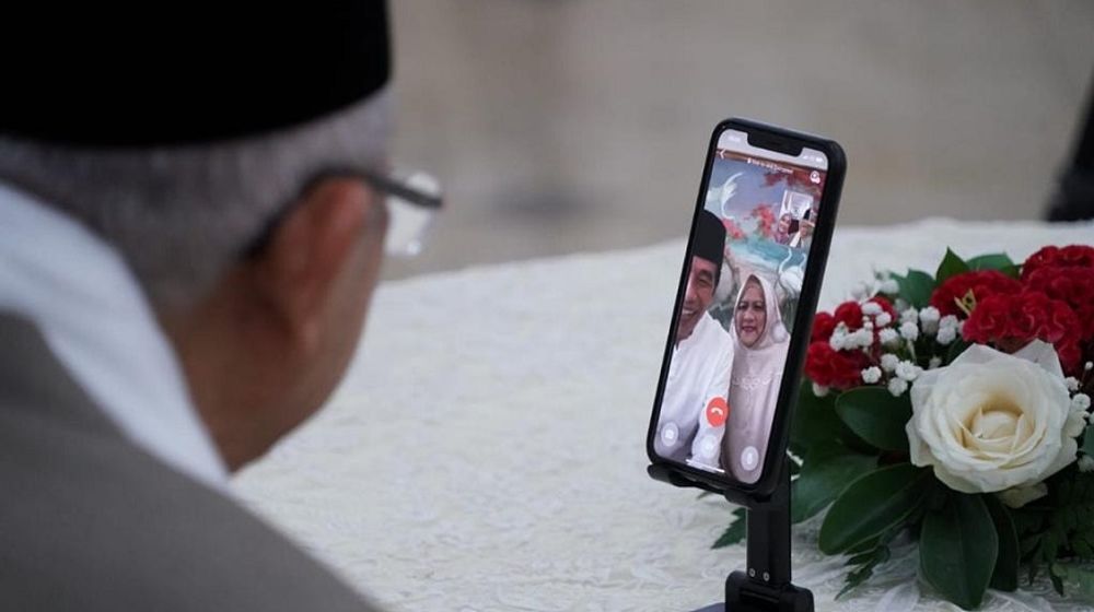 <p>Wakil Presiden Maruf Amin dan Presiden Jokowi tengah bermaaf-maafan secara virtual / Facebook @jokowi</p>
