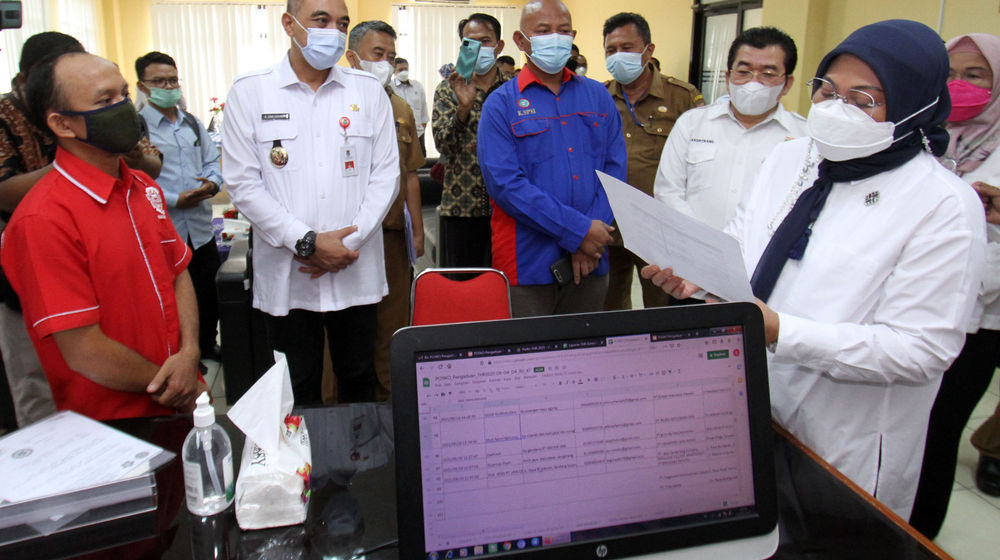 <p>Menteri Tenaga Kerja Ida Fauziyah didampingi oleh Bupati Tangerang Ahmed Zaki Iskandar saat meninjau Posko THR di Kantor Dinas Tenaga Kerja Kabupaten Tangerang. Selasa 11 Mei 2021. Foto : Panji Asmoro/TrenAsia</p>