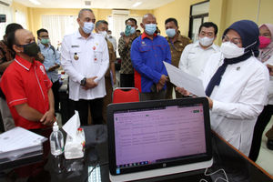 <p>Menteri Tenaga Kerja Ida Fauziyah didampingi oleh Bupati Tangerang Ahmed Zaki Iskandar saat meninjau Posko THR di Kantor Dinas Tenaga Kerja Kabupaten Tangerang. Selasa 11 Mei 2021. Foto : Panji Asmoro/TrenAsia</p>
