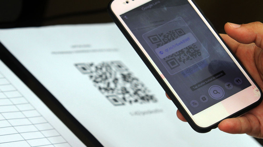 <p>Nampak pekerja melakukan scan QR sebagai aduan mengenai sejumlah permasalahan terkait pembayaran tunjangan hari raya di Posko THR Dinas Tenaga Kerja Kabupaten Tangerang , Selasa 11 Mei 2021. Foto : Panji Asmoro/TrenAsia</p>