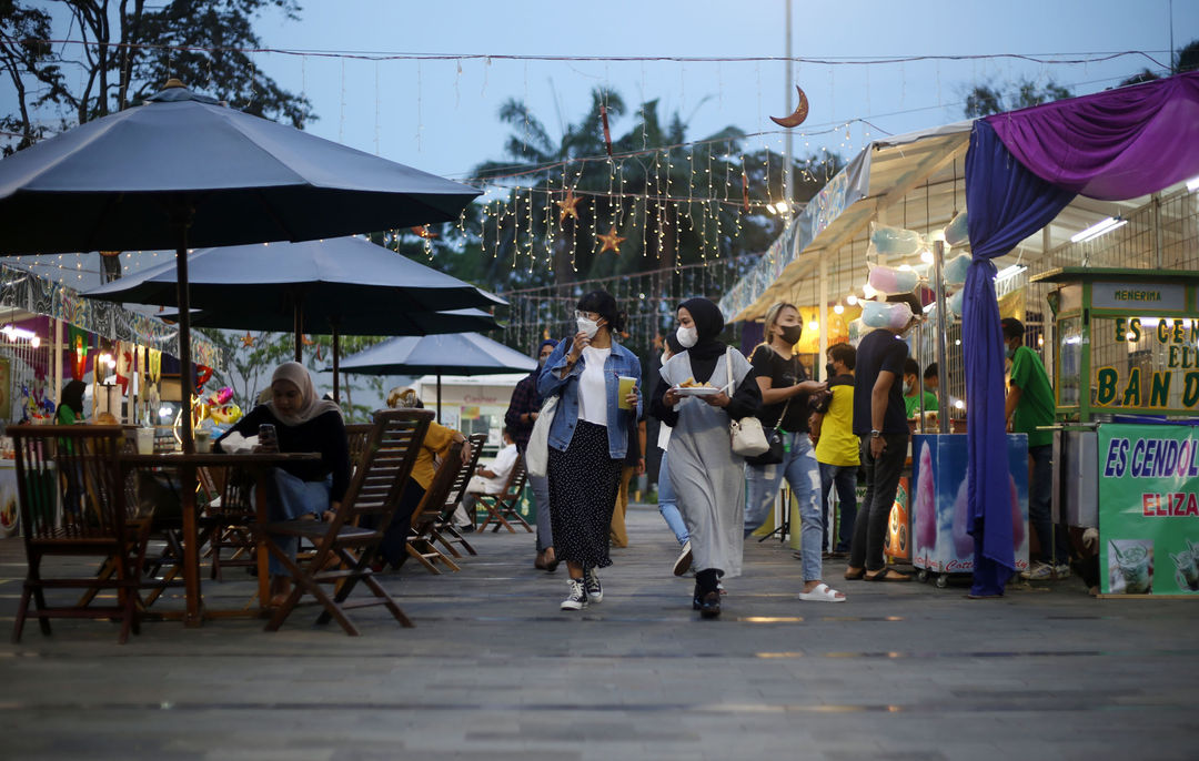 <p>Sejumlah pengunjung tengah menikmati suasana food festival di kawasan Senayan Jakarta , Minggu 2 Mei 2021. Foto : Panji Asmoro/TrenAsia</p>
