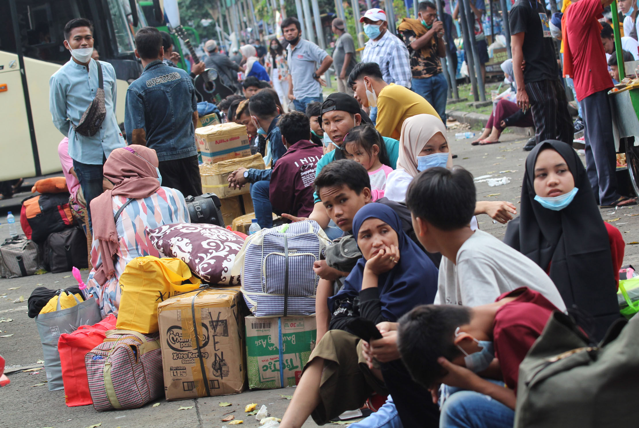 <p>Nampak sejumlah pemudik susulan memadati Terminal Poris Plawad Tangerang, Rabu 19 Mei 2021. Para pemudik ini menunggu berakhirnya larangan mudik dari pemerintah. Foto : Panji Asmoro/TrenAsia</p>
