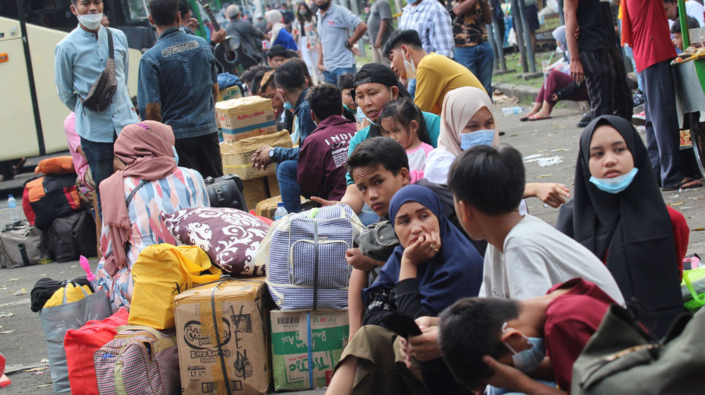 <p>Nampak sejumlah pemudik susulan memadati Terminal Poris Plawad Tangerang, Rabu 19 Mei 2021. Para pemudik ini menunggu berakhirnya larangan mudik dari pemerintah. Foto : Panji Asmoro/TrenAsia</p>