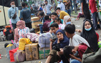 <p>Nampak sejumlah pemudik susulan memadati Terminal Poris Plawad Tangerang, Rabu 19 Mei 2021. Para pemudik ini menunggu berakhirnya larangan mudik dari pemerintah. Foto : Panji Asmoro/TrenAsia</p>
