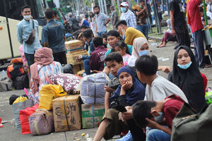 <p>Nampak sejumlah pemudik susulan memadati Terminal Poris Plawad Tangerang, Rabu 19 Mei 2021. Para pemudik ini menunggu berakhirnya larangan mudik dari pemerintah. Foto : Panji Asmoro/TrenAsia</p>
