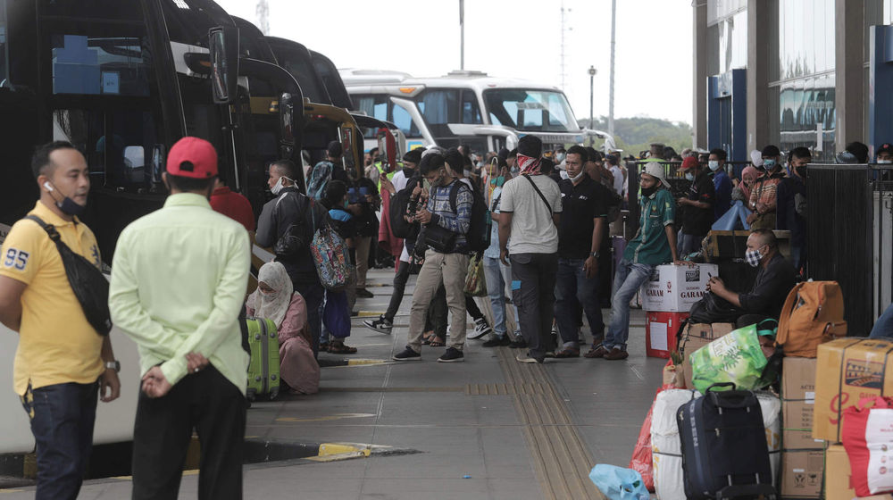 <p>Calon penumpang menunggu pemberangkatan bus AKAP di Terminal Pulo Gebang, Jakarta Timur, Rabu, 5 Mei 2021. Foto: Ismail Pohan/TrenAsia</p>