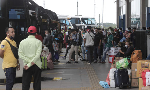 <p>Calon penumpang menunggu pemberangkatan bus AKAP di Terminal Pulo Gebang, Jakarta Timur, Rabu, 5 Mei 2021. Foto: Ismail Pohan/TrenAsia</p>
