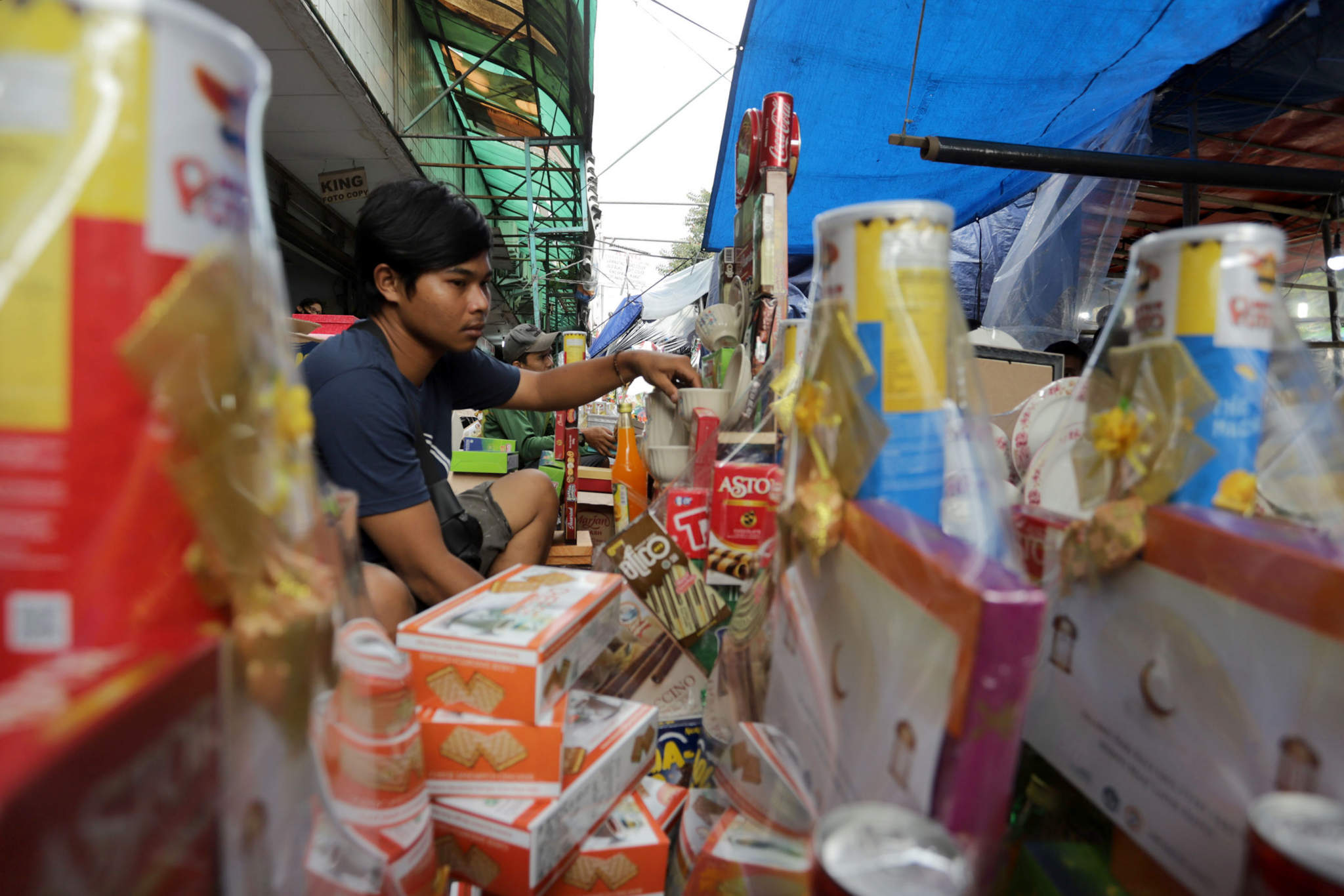 <p>Pedagang menata bingkisan lebaran yang dijual di kios Parcel musiman kawasan Cikini, Jakarta, Kamis, 6 Mei 2021. Foto: Ismail Pohan/TrenAsia</p>
