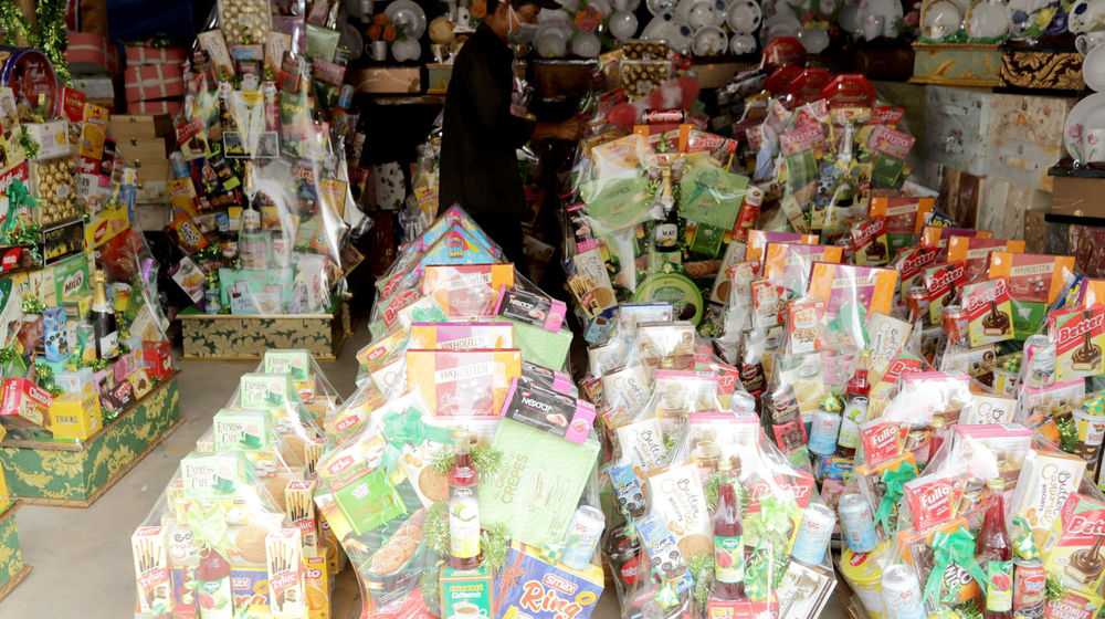 <p>Pedagang menata bingkisan lebaran yang dijual di kios Parcel musiman kawasan Cikini, Jakarta, Kamis, 6 Mei 2021. Foto: Ismail Pohan/TrenAsia</p>
