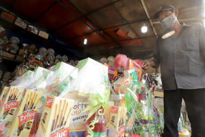 <p>Pedagang menata bingkisan lebaran yang dijual di kios Parcel musiman kawasan Cikini, Jakarta, Kamis, 6 Mei 2021. Foto: Ismail Pohan/TrenAsia</p>
