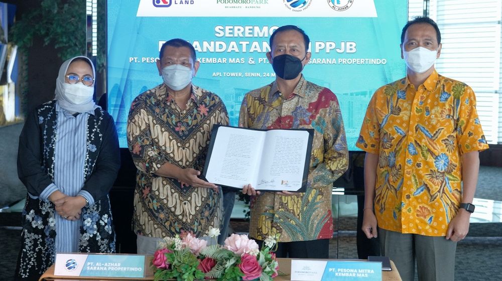 <p>Seremonial penandatanganan PPJB antara Podomoro Park Bandung dengan PT Al-Azhar Sarana Propertindo dilakukan oleh Noer Indradjadja dan Agung Wirajaya  selaku  Direktur  PT Pesona Mitra Kembar Mas, PT Al-Azhar Sarana Propertindo  diwakili oleh Hengky Budiharto sebagai Direktur serta dihadiri dan disaksikan oleh Notaris  serta manajemen PMKM dan PT. Al-Azhar Sarana Propertindo. (Foto: Agung Podomoro Land)</p>
