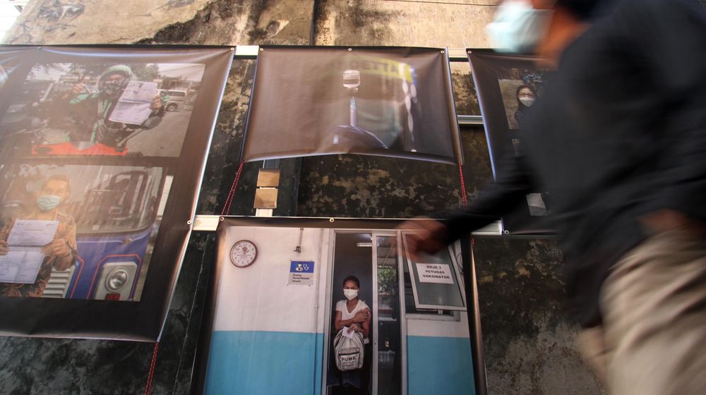 <p>Nampak sejumlah warga tengah melintas dan mengamati koleksi foto yang dipajang dalam pameran foto jurnalistik ” meredaH Covid-19″ yang digelar Pewarta Foto Indonesia Tangerang,di kawasan Pasar Lama Kota Tangerang. Foto : Panji Asmoro/TrenAsia</p>
