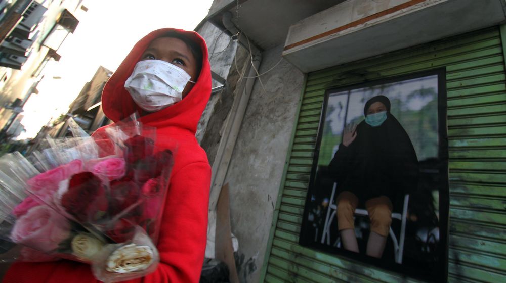 <p>Nampak sejumlah warga tengah melintas dan mengamati koleksi foto yang dipajang dalam pameran foto jurnalistik ” meredaH Covid-19″ yang digelar Pewarta Foto Indonesia Tangerang,di kawasan Pasar Lama Kota Tangerang. Foto : Panji Asmoro/TrenAsia</p>
