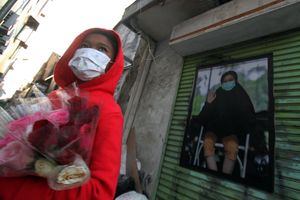 <p>Nampak sejumlah warga tengah melintas dan mengamati koleksi foto yang dipajang dalam pameran foto jurnalistik ” meredaH Covid-19″ yang digelar Pewarta Foto Indonesia Tangerang,di kawasan Pasar Lama Kota Tangerang. Foto : Panji Asmoro/TrenAsia</p>