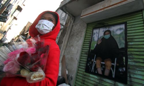 <p>Nampak sejumlah warga tengah melintas dan mengamati koleksi foto yang dipajang dalam pameran foto jurnalistik ” meredaH Covid-19″ yang digelar Pewarta Foto Indonesia Tangerang,di kawasan Pasar Lama Kota Tangerang. Foto : Panji Asmoro/TrenAsia</p>
