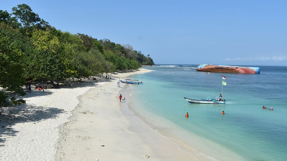 <p>Keindahan pantai Pasir Putih Pangandaran dengan laran kapal yang ditenggelamkan oleh Susi Pudjiastuti saat menjadi Menteri Kelautan dan Perikanan / Dok. Kabupaten Pangandaran</p>
