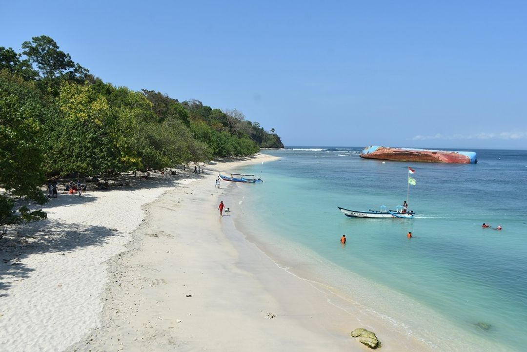 <p>Keindahan pantai Pasir Putih Pangandaran dengan laran kapal yang ditenggelamkan oleh Susi Pudjiastuti saat menjadi Menteri Kelautan dan Perikanan / Dok. Kabupaten Pangandaran</p>
