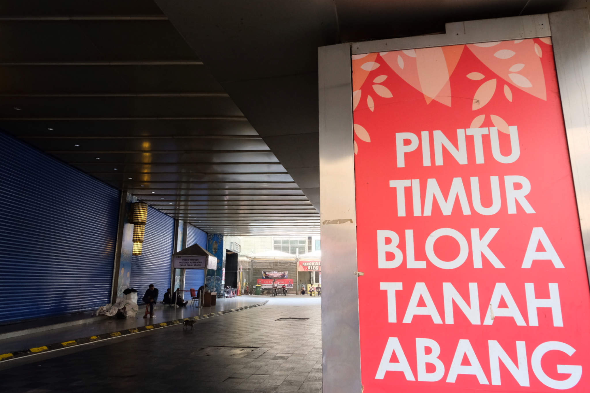<p>Suasana lengang saat ditutupnya Pasar Blok A, Tanah Abang, Jakarta, Rabu, 12 Mei 2021. Foto: Ismail Pohan/TrenAsia</p>
