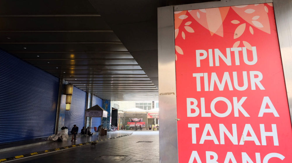<p>Suasana lengang saat ditutupnya Pasar Blok A, Tanah Abang, Jakarta, Rabu, 12 Mei 2021. Foto: Ismail Pohan/TrenAsia</p>

