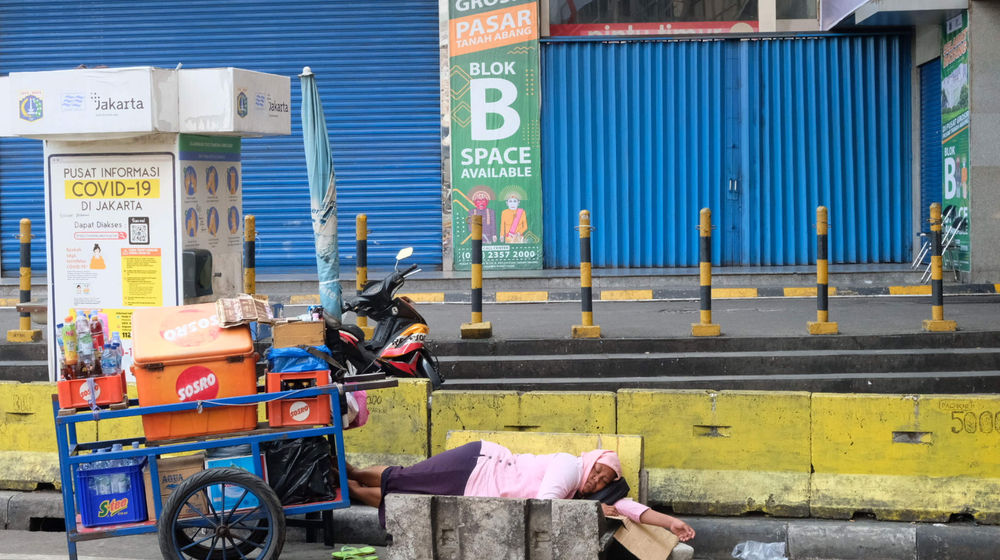 <p>Pedagang tertidur saat suasana lengang di tutupnya Pasar Blok B  Tanah Abang, Jakarta, Rabu, 12 Mei 2021. Foto: Ismail Pohan/TrenAsia</p>
