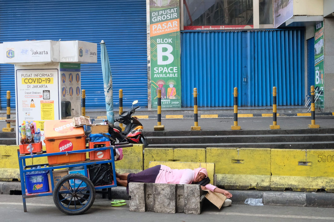 <p>Pedagang tertidur saat suasana lengang di tutupnya Pasar Blok B  Tanah Abang, Jakarta, Rabu, 12 Mei 2021. Foto: Ismail Pohan/TrenAsia</p>
