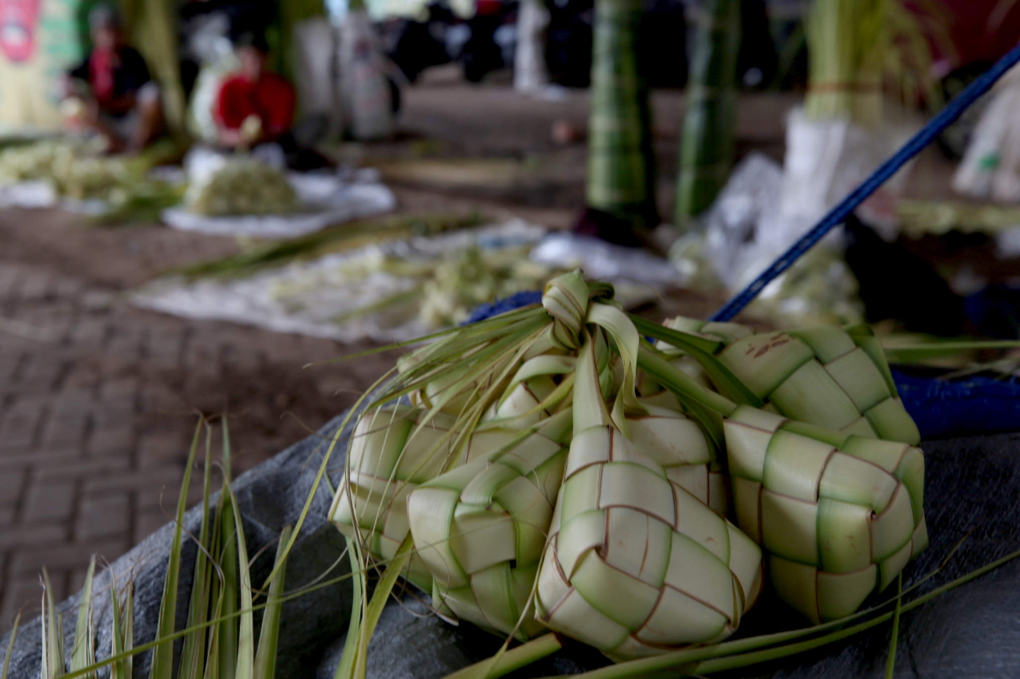 <p>Sejumlah pedagang musiman kulit ketupat menggelar lapaknya di kawasan Pesanggerahan, Jakarta Selatan, Senin, 10 Mei 2021. Foto: Ismail Pohan/TrenAsia</p>
