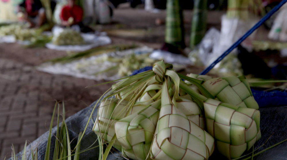 <p>Sejumlah pedagang musiman kulit ketupat menggelar lapaknya di kawasan Pesanggerahan, Jakarta Selatan, Senin, 10 Mei 2021. Foto: Ismail Pohan/TrenAsia</p>
