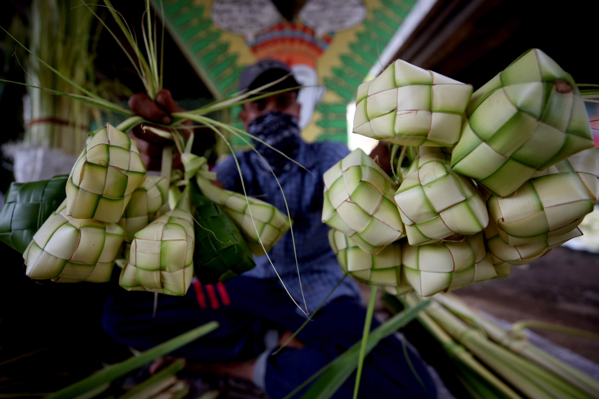 <p>Pedagang kulit ketupat musiman menggelar dagangannya di kawasan Pesanggerahan, Jakarta Selatan, Senin, 10 Mei 2021. Foto: Ismail Pohan/TrenAsia</p>
