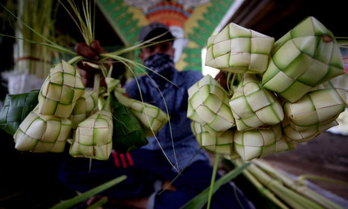 <p>Pedagang kulit ketupat musiman menggelar dagangannya di kawasan Pesanggerahan, Jakarta Selatan, Senin, 10 Mei 2021. Foto: Ismail Pohan/TrenAsia</p>