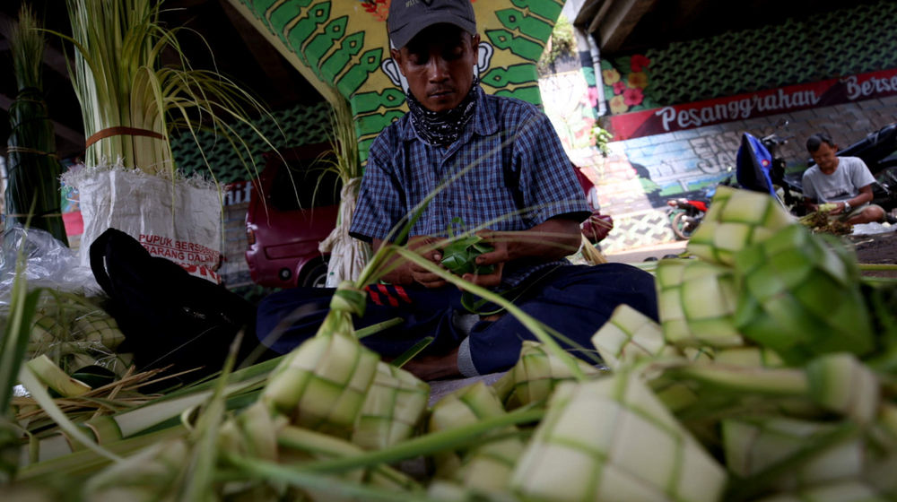 <p>Pedagang kulit ketupat musiman menggelar dagangannya di kawasan Pesanggerahan, Jakarta Selatan, Senin, 10 Mei 2021. Foto: Ismail Pohan/TrenAsia</p>
