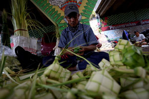 <p>Pedagang kulit ketupat musiman menggelar dagangannya di kawasan Pesanggerahan, Jakarta Selatan, Senin, 10 Mei 2021. Foto: Ismail Pohan/TrenAsia</p>